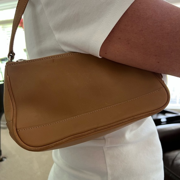 Coach bag- vintage small leather purse. Smoke free pet free home. Cute bag!! - Picture 10 of 12